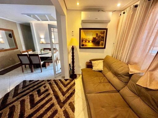 Sala bem iluminada de 2 ambientes com ar-condicionado.