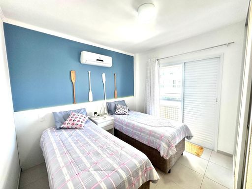 Dormitório solteiro com 2 camas decorado e mobiliado com ar condicionado e integrado com a sacada