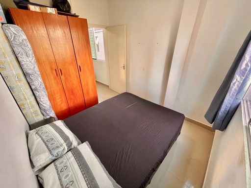 Dormitório com 1 cama de casal e guarda-roupa.
