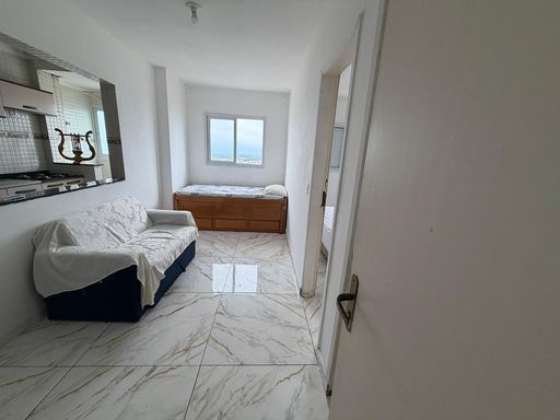 Sala espaçosa e bem iluminada.