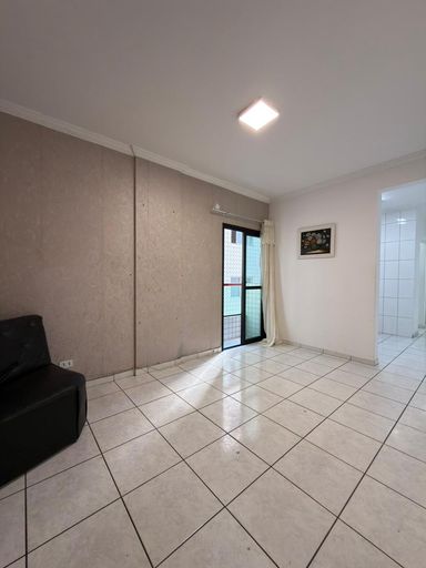 Sala com uma sacada.