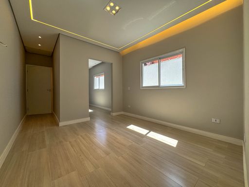 Suíte espaçoso com teto rebaixado em gesso com iluminação em LED e closet.