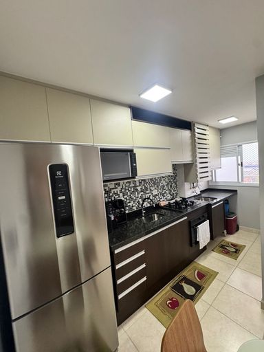 Cozinha planejada com geladeira.