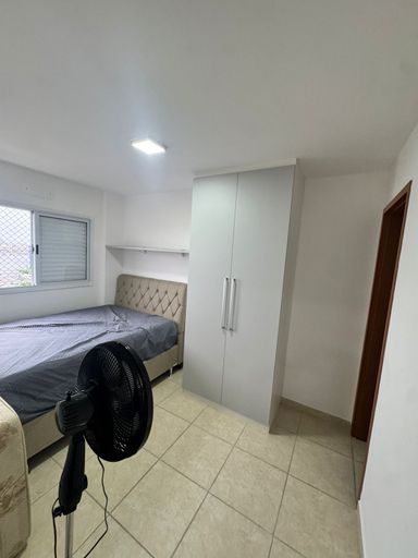 Suíte com 1 cama de casal e armário planejado.
