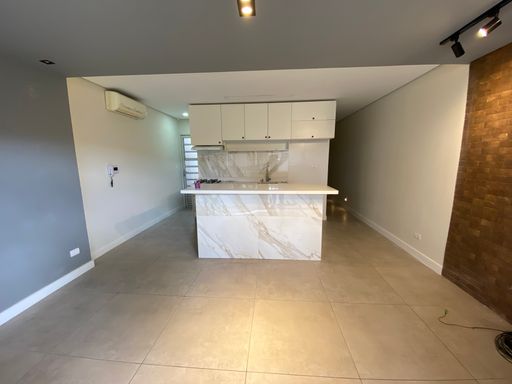 Sala com teto rebaixado em gesso com iluminação em LED.