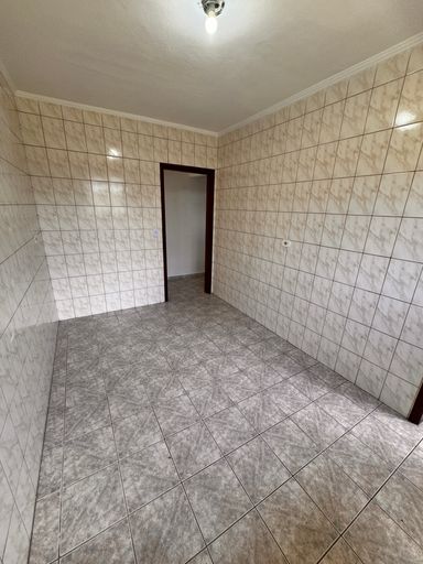 Cozinha espaçosa e bem iluminada com uma pia.