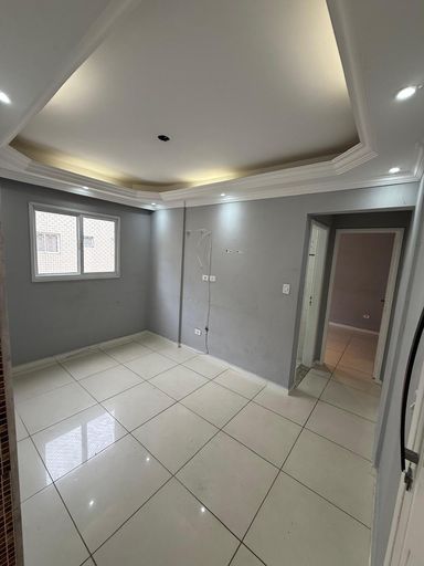Sala com teto rebaixado em gesso com iluminação em LED.