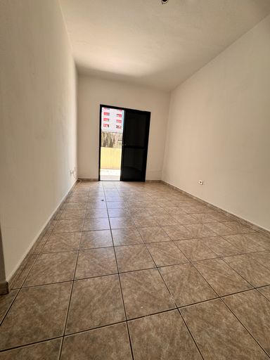 Sala bem iluminada com acesso a sacada.