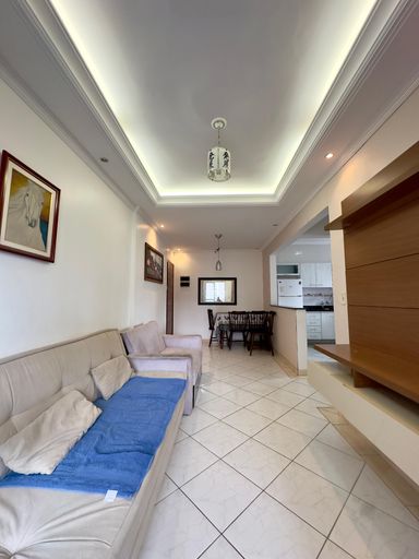 Sala ampla e bem iluminada de 2 ambientes com teto rebaixado em gesso com iluminação em LED.