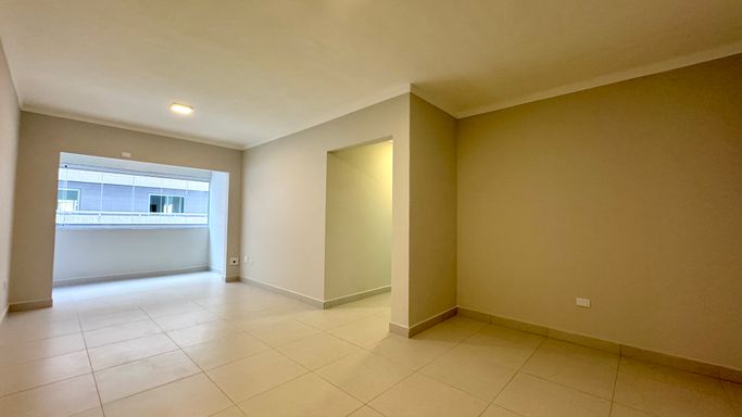 Sala de dois ambientes bem iluminado.