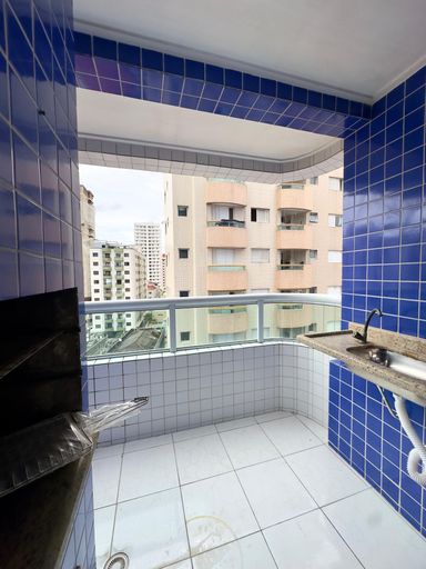 Sacada gourmet com churrasqueira a carvão com vista livre.