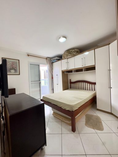 Dormitório amplo e bem iluminado com uma sacada privativa.