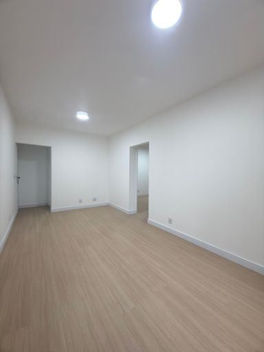 Sala de 2 ambientes com piso laminado.