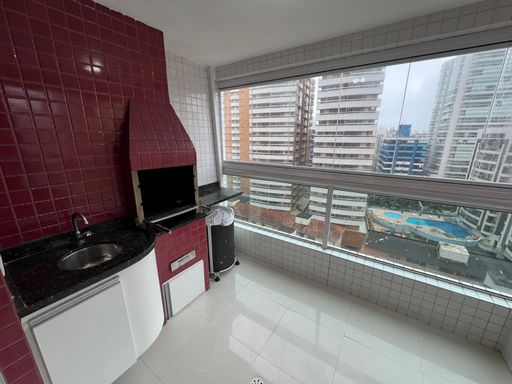 Sacada gourmet envidraçada com vista livre.