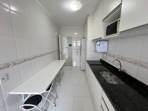 Cozinha com armários planejados.