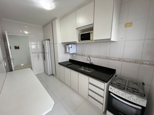 Cozinha com armários planejados.