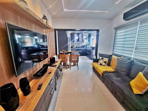 Sala bem iluminada com ar-condicionado.