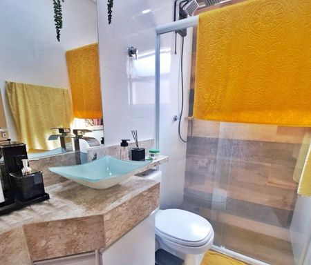 WC suíte com box de vidro.