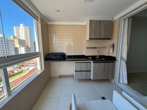 Sacada gourmet envidraçada com vista livre.