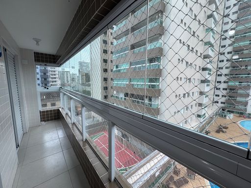 Sacada gourmet envidraçada com vista livre.