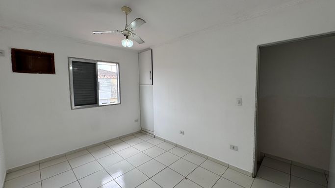 Dormitório 01 muito bem iluminado com um ventilador de teto.