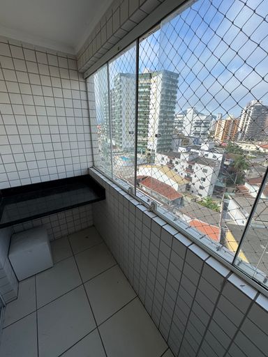 Sacada envidraçada com vista livre.