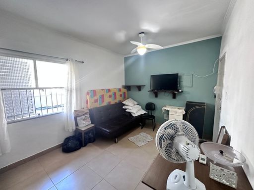 Sala living ampla e bem iluminada.