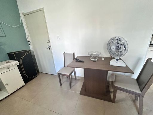 Sala living ampla e bem iluminada.