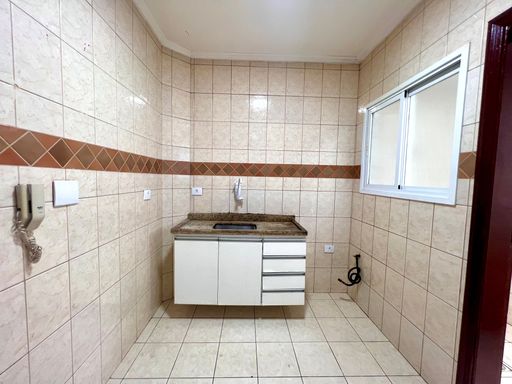 Cozinha espaçosa com uma pia e gabinete.