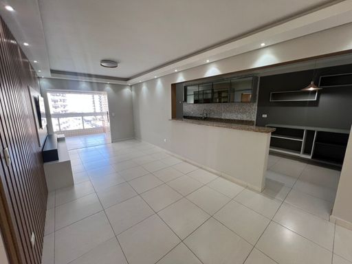 Sala ampla de 2 ambientes.