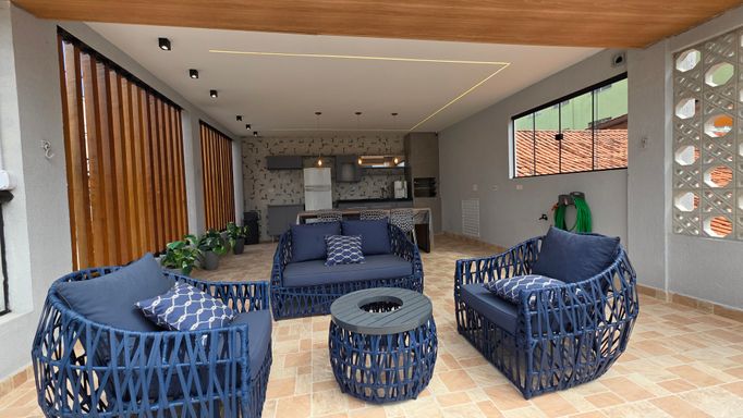 Espaço gourmet com churrasqueira a carvão.