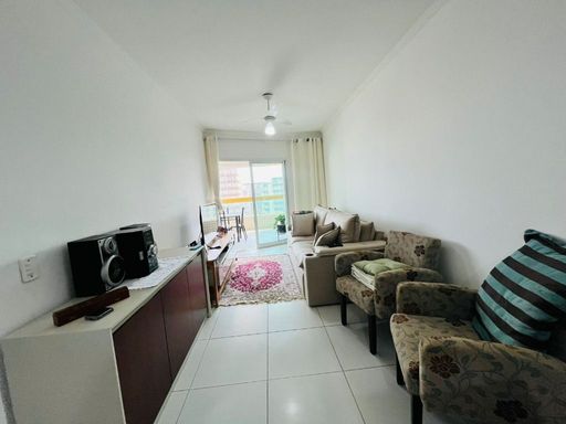 Sala ampla e muito bem iluminada com dois ventiladores de teto e mesa de jantar.