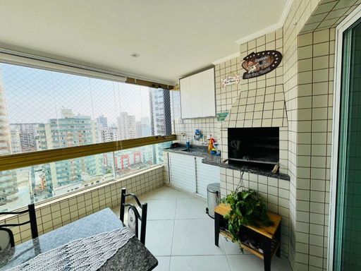 Sacada gourmet envidraçada com vista livre e vista para o mar.