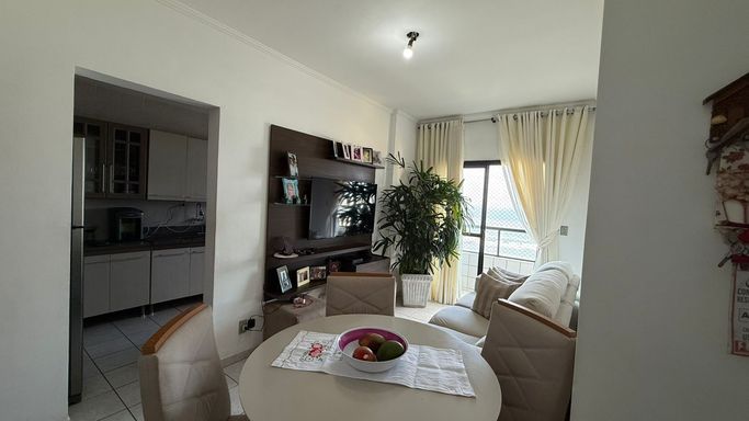 Sala espaçosa e bem iluminada com uma sacada privativa.