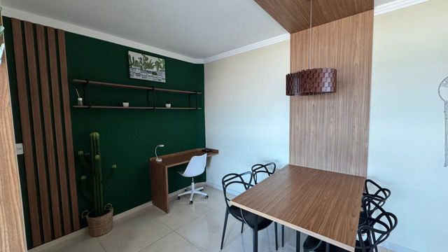 Sala bem iluminada de 2 ambientes.