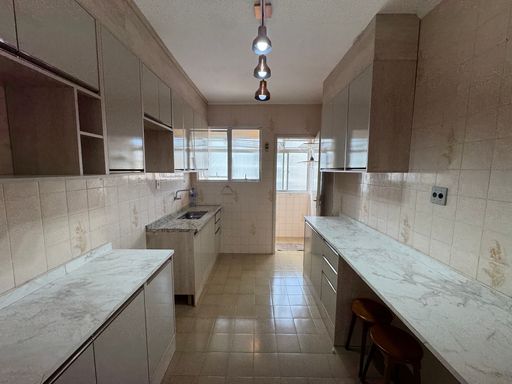 Cozinha com armários planejados.