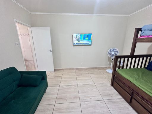 Sala living espaçoso.