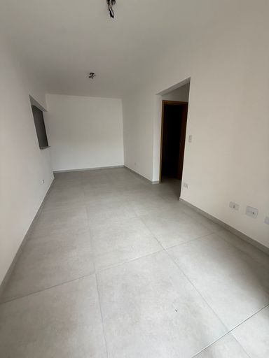 Sala ampla e bem iluminada de 2 ambientes.