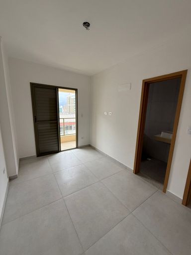 Suíte bem iluminado com acesso a sacada.