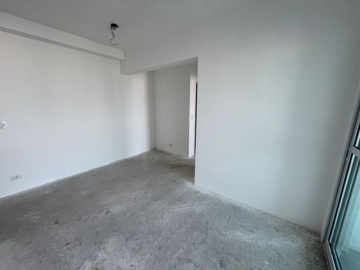 Sala bem iluminada.