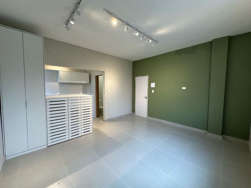 Sala living espaçosa com planejados.