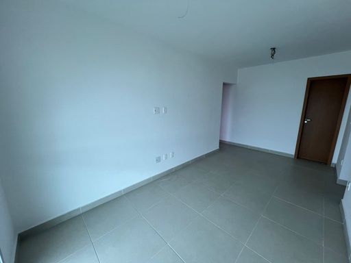 Sala ampla e bem iluminada.