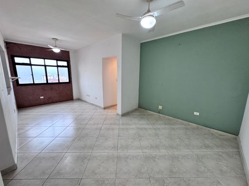 Sala de 2 ambientes com uma janela com vista para o mar.