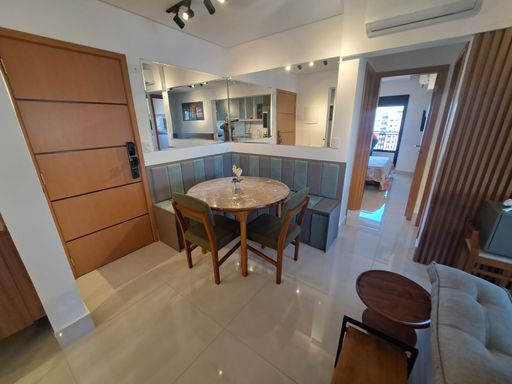 Sala de 2 ambientes com ar-condicionado.