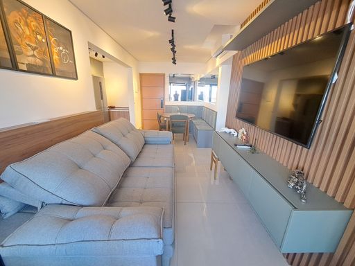 Sala de 2 ambientes com ar-condicionado.