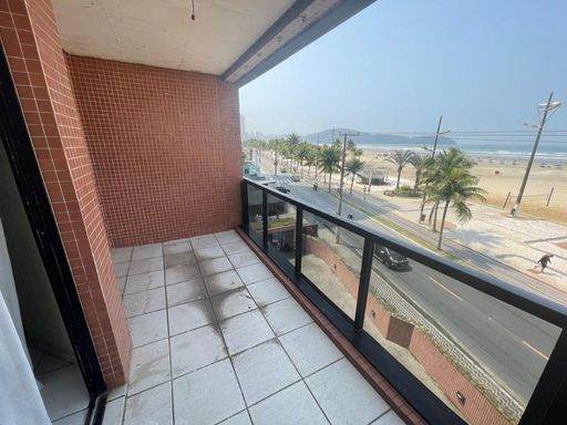 Sacada da sala com vista para o mar.