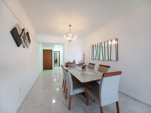 Sala ampla de dois ambientes.