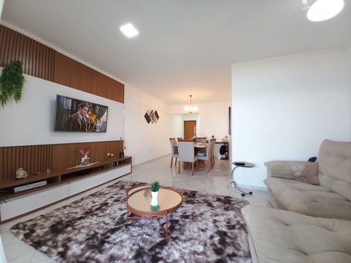 Sala ampla de dois ambientes.