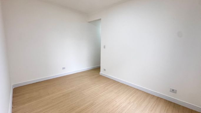 Sala bem iluminado com piso laminado.