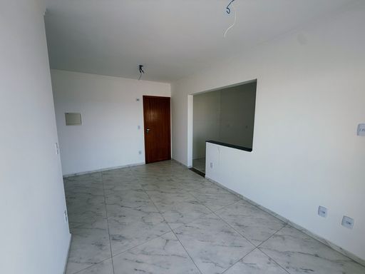 Sala ampla de 2 ambientes.